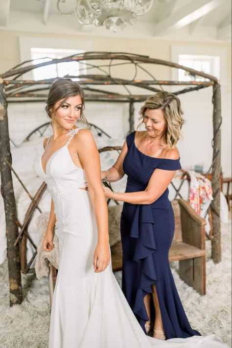 Dresses Over 50, Mother Of The Groom Dress, Mom Wedding Dress, Mother Of The Groom Dresses, Brides Mom, Wedding Portrait Poses, Bride Pictures, Mother Of The Bride Hair, Bride Outfits