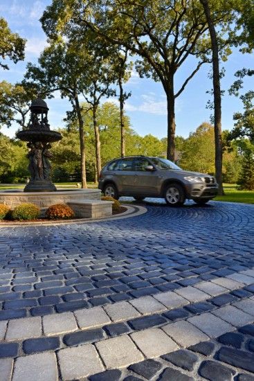 Circle Driveway Landscaping, Circle Driveway, Cobblestone Driveway, Driveway Paving, Stone Driveway, Paver Walkway, Driveway Entrance, Driveway Design, Entrance Gates Design