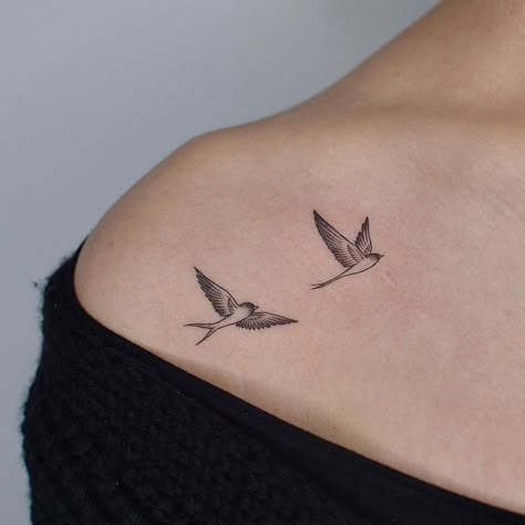 Mother Bird Tattoo, Bird Tattoo Collarbone, Swallow Tattoo Design, Robin Tattoo, Bird Tattoos For Women, American Traditional Tattoo Ideas, Traditional Tattoo Ideas, Swallow Tattoo, Clever Tattoos