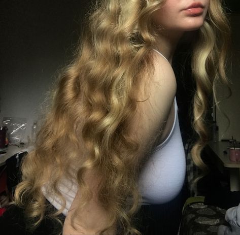 Long Golden Blonde Hair Aesthetic, Golden Hair Aesthetic, Blonde Golden Hair, Blonde Wavy Hair, Golden Blonde Hair, Dirty Blonde Hair, Golden Hair, Hair Stylies, Pinterest Outfits