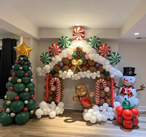 Xmas Backdrop, Xmas Party Decorations Ideas, Christmas Balloons Ideas, Christmas Balloon Decor Ideas, Christmas Decor Ideas With Balloons, Balloon Christmas Decorations, Christmas Balloons Decorations, Christmas Balloon Garland Ideas, Kids Christmas Party Decorations