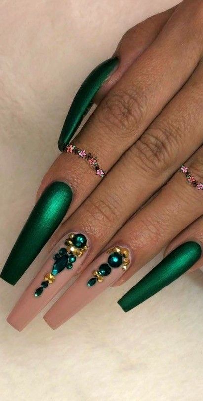 Hunter Green Nails With Rhinestones, Emerald Gem Nails, Green Jeweled Nails, Dark Green Ombre Acrylic Nails, Long Green Nail Designs, Makeup Ideas Emerald Green, Green Jewel Nails, Green Nails With Jewels, Emerald Rhinestone Nails