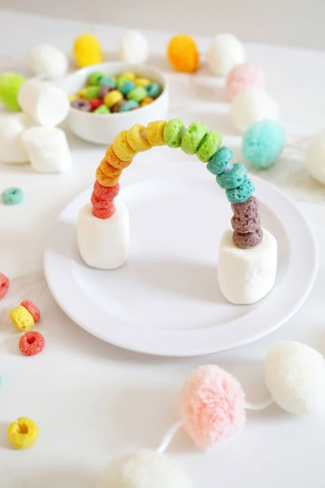 Froot Loops Rainbow Craft (and Snack!) - Childhood Magic Rainbow Snack Craft, Fruit Loops And Marshmallow Rainbow, Froot Loop Activities, Froot Loop Activities Preschool, Edible Spring Crafts, Spring Themed Snacks For Kids, Summer Camp Cooking Activities For Kids, Spring Snacks Preschool, Food Recipes For Kids To Make