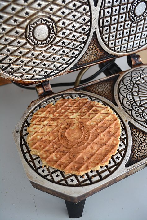 Stroopwaffles Recipe, Stroopwafel Recipe, Dutch Waffles, Waffle Cone Maker, Pizzelle Recipe, Hot Chocolate Cookies, Wafer Cookies, Dutch Recipes, Waffle Iron