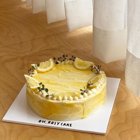 Lemon Cake Aesthetic Korean, Vintage Lemon Cake, Lemon Cake Aesthetic, Yellow Vintage Cake, Lemon Cake Design, Yellow Cake Design, Lemon Birthday Cakes, Mandarin Cake, Yellow Desserts