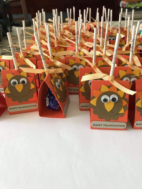 Thanksgiving Classmate Gifts, Diy Thanksgiving Party Favors, Thanksgiving Lollipop Holder, Thankful Gifts For Students, Classroom Thanksgiving Treats, Thanksgiving Kids Treats Schools, Class Thanksgiving Treats, Thanksgiving Grams For School, Thanksgiving Treats For Students