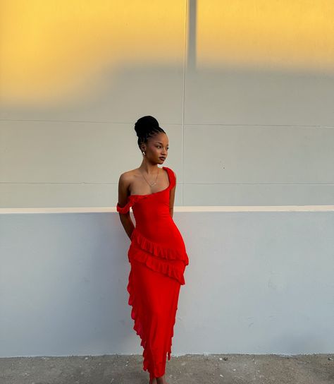 Desert Rose 🌹 @micas.official Chic Red Outfit, Classy Red Dress Outfit, Bday Dresses For Women, Classy Birthday Dress, Atl Outfits, Red Classy Dress, Red Two Piece Outfit, Bday Poses, Red Skirt Outfit