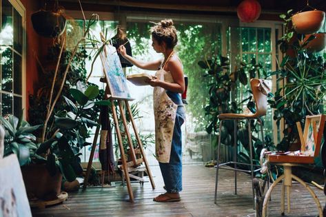 Studio With Plants, Artist Painting On Canvas, Female Artists Painting, Art Studio Space, Art Studio Room, Art Studio Design, Painter Painting, Art Studio At Home, Female Artist