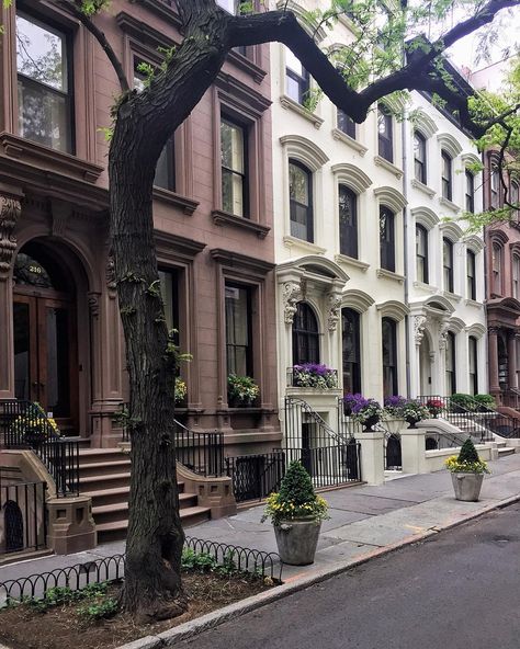 Brownstone Homes, Row Houses, New York Homes, Brooklyn Heights, New York Apartment, City Living, City Aesthetic, 인테리어 디자인, Ramen