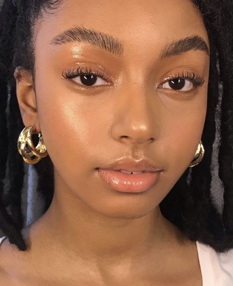 Makeup For WOC on Twitter: "Glossy skin & eyes 😍 IG: @jessi_makeup… " No Make Up Make Up Look, Makeup Tip, Natural Glowy Makeup, Glossy Makeup, Dewy Makeup, Beauty Make-up, Glow Skin, Spring Makeup, Make Up Looks