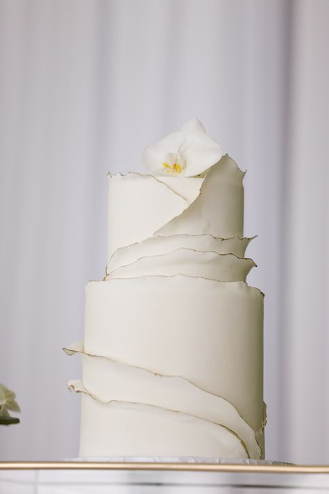 Classic and Elegant Two Tier Wedding Cake with Calla Lily on Top, Chic Wedding Cake, Minmal Wedding Cake, All White Wedding Cake, Sculptural Wedding Cake Wedding Cake All White, Calla Lily Wedding Cake, Calla Lily Cake, All White Wedding Cake, Two Tier Wedding Cake, Chic Wedding Cake, Tropical Wedding Inspiration, Tropical Greenery, All White Wedding