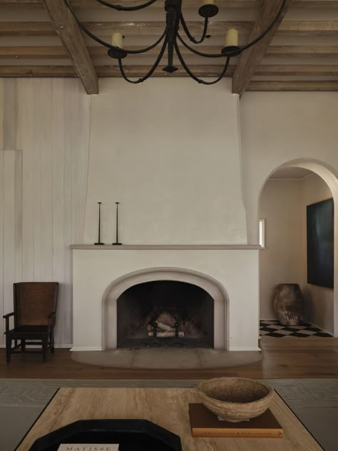 Jeffrey Dungan TENNESSEE RIVER HOUSE - Jeffrey Dungan Spanish Fireplace, Jeffrey Dungan, Stucco Fireplace, Fireplace Inspiration, Spanish Modern, Room Wall Colors, Tennessee River, Spanish Home, Spanish House