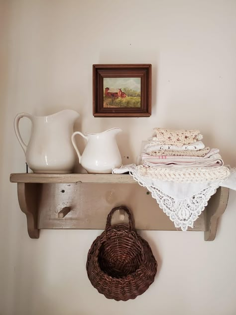 Small Hanging Shelf Decor, Wall Shelf In Kitchen, Floating Shelf Dishes, Cottage Wall Shelf, Small Vintage Shelf, Small Kitchen Shelf Styling, Cozy Cottage Wall Decor, Vintage Kitchen Shelf Decor, Mini Shelf Decor Ideas