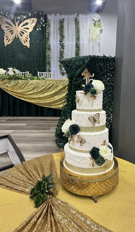 Cake For Quinceanera Green, Quince Cakes Emerald Green And Gold, Sweet 16 Cakes Emerald Green, Sweet 16 Party Emerald Green, Emerald Green And Gold Sweet 16 Cake, Emerald Green Quinceanera Main Table, Green Quince Cake Ideas, Quince Cake Emerald Green, Emerald Green 15 Cake