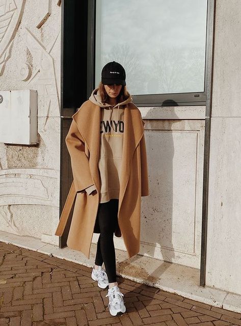 Cool hooded sweatshirts for fall and winter outfits. #hoodies #winterfashion Varsity Fashion, Camel Wool Coat, Winter Mode Outfits, Sporty Casual, Looks Street Style, 2020 Fashion, Sporty And Rich, Hoodie Outfit, Brown Coat