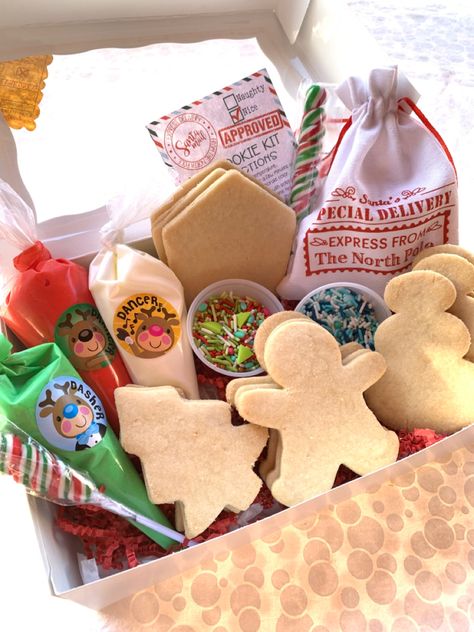 Cookie Box Ideas Christmas, Shipping Christmas Cookies, Christmas Baked Goods Box Ideas, Bakery Christmas Gift Box Ideas, Bakery Christmas Packaging, Christmas Cookie Kits Diy, Christmas Diy Cookie Kit, Christmas Cookie Basket Ideas, Christmas Cookie Assortment