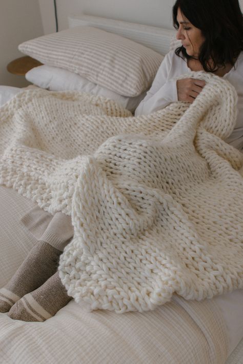 How to make the most insanely beautiful chunky knit blanket in the history of ever Chunky Knit Wool Blanket, Fast Knit Blanket, Knitting Inspiration Blanket, Chunky Blanket Knitting Pattern, Crochet Chunky Blanket Patterns, Chunky Knit Blanket Pattern Free, Bobble Stitch Blanket, Thick Knitted Blanket, Thick Yarn Blanket