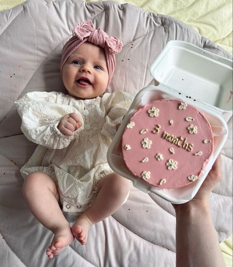 Baby Cake Design, Mother Baby Photography, One Month Baby, Baby Milestones Pictures, Baby Milestone Photos, Baby Pictures Newborn, Baby L, Baby Birthday Cakes, Mother And Baby