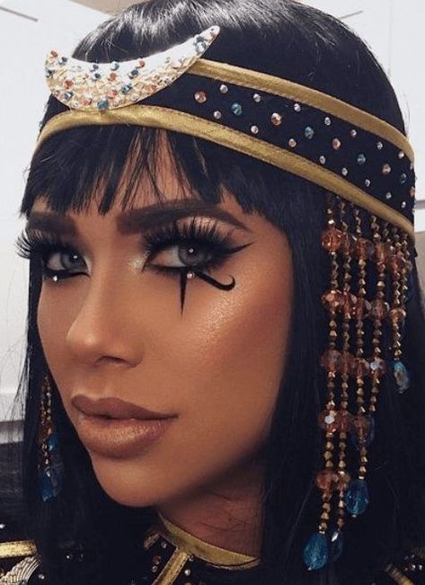 Cleopatra Make-up, Cleopatra Halloween Makeup, Egyptian Make Up, Halloween Makeup Ideas For Women, Egypt Makeup, Egyptian Eye Makeup, Pennywise Makeup, Pretty Halloween Makeup, Cleopatra Makeup