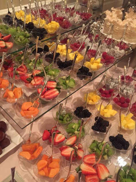 Fruit Cup Ideas For Wedding, Fruits And Desserts Table, Fruit Corner Ideas, Elegant Fruit Cups, Fruit Cups Wedding, Wedding Fruit Cups, Fancy Fruit Cups, Individual Fruit Cups For Party, Fruit Cups Ideas