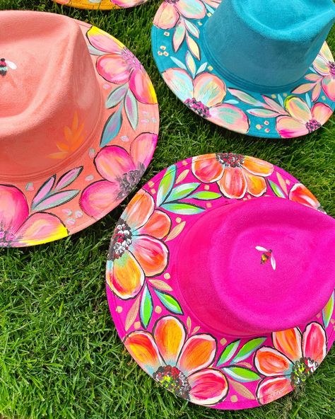 Hand Painted Flat Brim Hats For Vacation, Hand Painted Flat Brim Hat For Summer, Spring Beach Hats Hand Painted, Hand Painted Flat Brim Hat For Beach, Hand Painted Wide Brim Beach Hat, Felt Cowboy Hats, Painted Tote, Painted Hats, Floral Hat