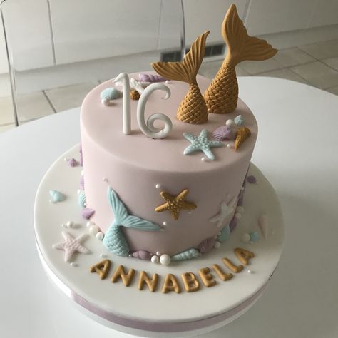 Girls birthday cake. Under the sea. Seashells. Fish tails. Star fish & pearls. Sophia Cake, Girls First Birthday Cake, Fish Cake Birthday, 5th Birthday Cake, Mermaid Birthday Cakes, 21st Bday Ideas, Mermaid Cakes, Fish Cake, First Birthday Cakes