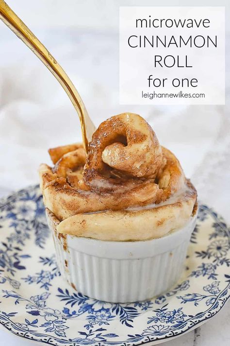 All you need are a few pantry ingredients, about 5 minutes and you can enjoy an ooey, gooey and delicious microwave cinnamon roll. It's the perfect way to satisfy that craving without over indulging with a whole batch of cinnamon rolls! Cinnamon Roll For One, Microwave Cinnamon Roll, Small Batch Recipes, Microwave Mug Recipes, Cinnamon Desserts, Microwave Dessert, Batch Recipes, Microwave Baking, Cinnamon Rolls Easy