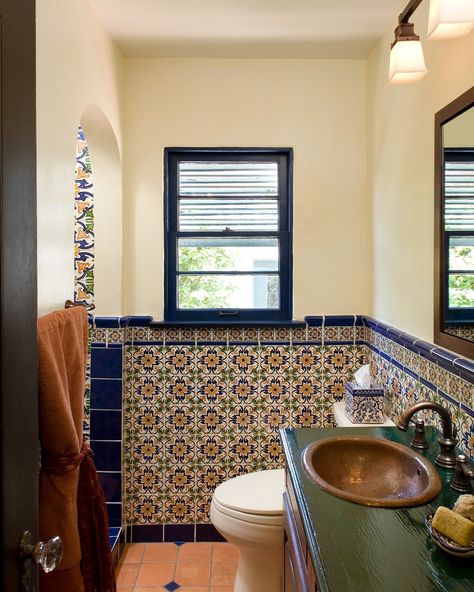 Wonderful Mediterranean Bathroom Design Bathroom Border Tiles, Mexican Tile Bathroom, Mexican Decorations, Spanish Style Bathrooms, Spanish Bathroom, Mexican Bathroom, Mediterranean Bathroom, Floral Bathroom, Decor Baie