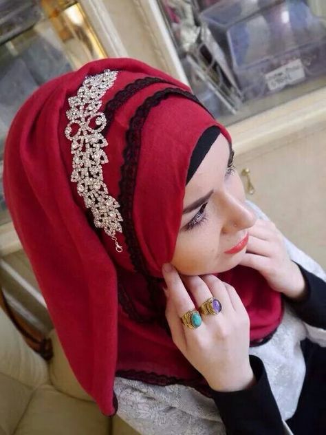 Fashion Bee Hijab With Accessories, Hijab Pins Accessories, Hijab Accessories Headpieces, Styles Hijab, Wedding Hijab Styles, Hijab Accessories, Muslimah Wedding Dress, Bridal Hijab, Hijab Style Tutorial