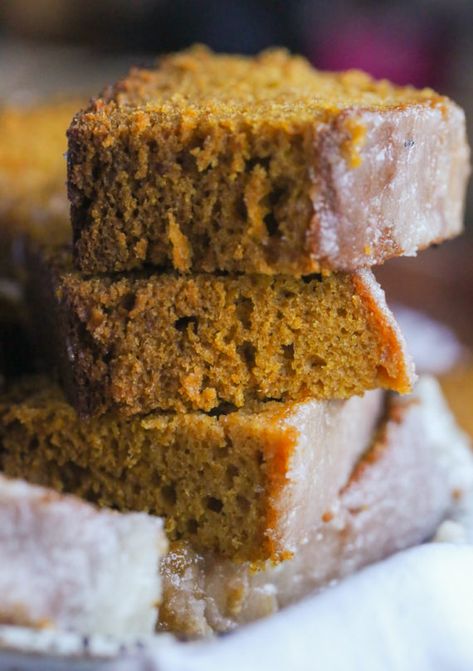 Pumpkin Honey Beer Bread is a soft, sweet pumpkin bread recipe Pumpkin Side Dish, Beer Cheese Bread Recipe, Easy Pumpkin Dump Cake Recipe, Dip For Beer Bread, Beer Cheese Bread, Pumpkin Beer Bread, Honey Beer Bread, Fall Desserts Pumpkin, Beer Bread Easy