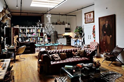 The Hovey sisters share a 1,400-square-foot Williamsburg loft. Hovey Design, Vintage Maximalism, Chesterfield Sofa Living Room, Chesterfield Bank, Brown Sofa Living Room, Leather Chesterfield Sofa, Brown Living Room, Nyc Apartment, Chesterfield Sofa