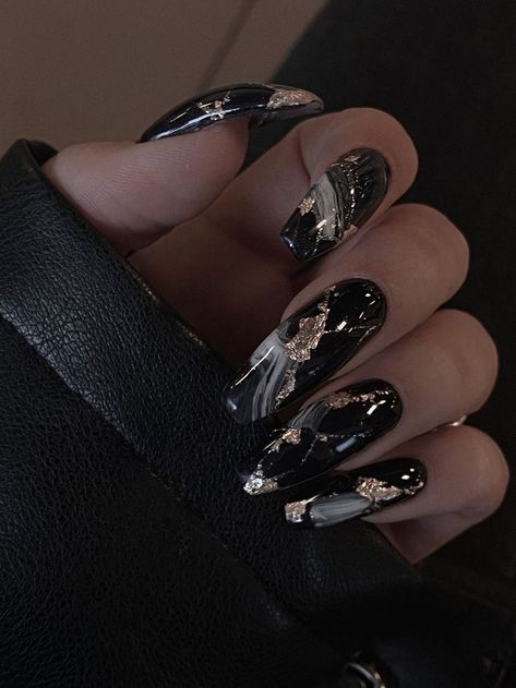 Marble Nails Acrylic Black, Black Nail Marble, Nails For Graduation Black, Marble Nails Black And Gold, Black Nail Designs Marble, Marble Nails With Design, Marble Nails Inspiration, Black Chic Nails, Black Marble Nails With Gold