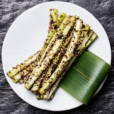 The crunchy, salty, sesame-drenched celery sticks at Bar Goto in New York are so good, you’ll forget they’re made from vegetables. Celery Recipes, New Year's Eve Appetizers, Pig Tails, Carnitas Recipe, Superbowl Snacks, Thanksgiving Appetizers, Veggie Sides, But First, Appetizer Snacks