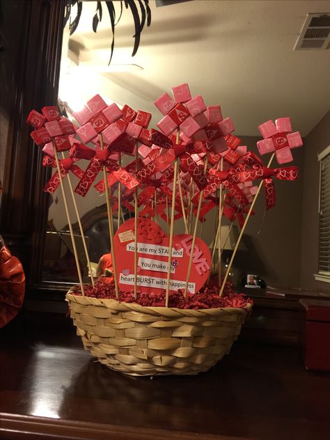 Starburst flowers.. Can't go wrong, A treat for him, the best bouquet of flowers for a man.... Or even a friend or child ... I used shish kebab sticks, lightly apply hot glue to ends of starburst to make them stick in form of flower. Get styrofoam to hold sticks in place. Place in side a basket, bucket, cup or vase. Stuff like Easter grass or tissue paper to cover styrofoam. Starburst Gift Ideas, Sucker Bouquet Diy, Starburst Bouquet, Diy Birthday Gifts For Boyfriend, Vday Diy, Starburst Flowers, Sucker Bouquet, Valentine's Day Gifts For Boyfriend