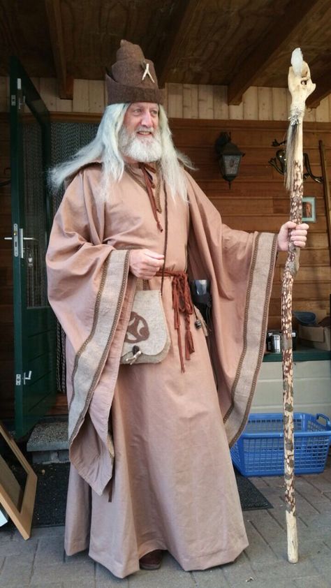 Larp Wizard, Wizard Pose, Wizard Clothing, Wizard Clothes, Mage Cosplay, Wizard Outfit, Wizard Robe, Wizard Fashion, Wizard Cosplay