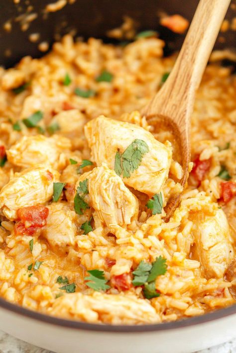 Easy One Pot Queso Chicken and Rice Queso Chicken And Rice, One Pot Chicken And Rice, Queso Chicken, Queso Cheese, One Pot Chicken, Supper Ideas, Diced Chicken, Chicken Stir Fry, Chicken And Rice