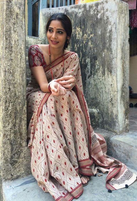 Deepa mehta saree by craft council of india Everyday Saree, Cozy Bohemian Living Room, Women In Saree, Ethnic Rhinoplasty, Cozy Bohemian, Bohemian Living Room Decor, Formal Saree, Cotton Saree Blouse Designs, Indian Saree Blouse