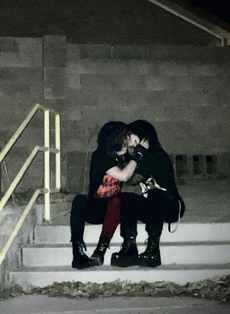 Emo And Metalhead Couple, Goth Bf Aesthetic, Alt Love Aesthetic, Emo Relationship Goals, Emo Couples Aethstetic, Alt Relationship Aesthetic, Emo Relationship Aesthetic, Gay Emo Couples, Grunge Boyfriend Aesthetic