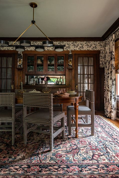 Old Wooden Chairs, Country Dining Rooms, Wooden Chairs, Dining Room Design, Interior Inspo, Interior Design Studio, House Inspo, Room Table, Dining Room Decor