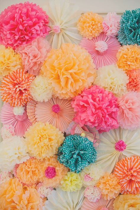 paper pom wedding backdrop / http://www.himisspuff.com/pom-poms-decor-ideas-for-your-wedding/2/ Celebrate Decorations, Diy Photo Backdrop, Bohol, Photo Booth Backdrop, Deco Floral, Flower Backdrop, Online Wedding, Diy Photo, Colour Palettes