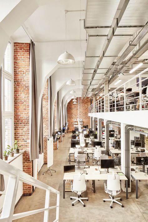 High Ceiling Office, Bureau Open Space, Coworking Space Design, Agency Office, Old Architecture, Agile Software Development, Industrial Office Design, Warehouse Design, Industrial Architecture