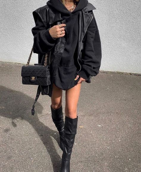 Leather Jacket And Doc Martens, Mode Dope, Grunge Chic, All Black Outfit, Mode Inspo, Looks Chic, Looks Style, Mode Inspiration, Fall Winter Outfits