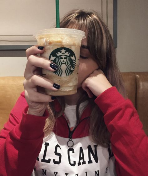 Starbucks Instagram Pictures, Starbucks Poses Instagram, Starbucks Poses, Artsy Aesthetic Photography, Starbucks Photo, Portrait Ideas Art, Starbucks Pictures, Starbucks Party, Starbucks Wallpaper