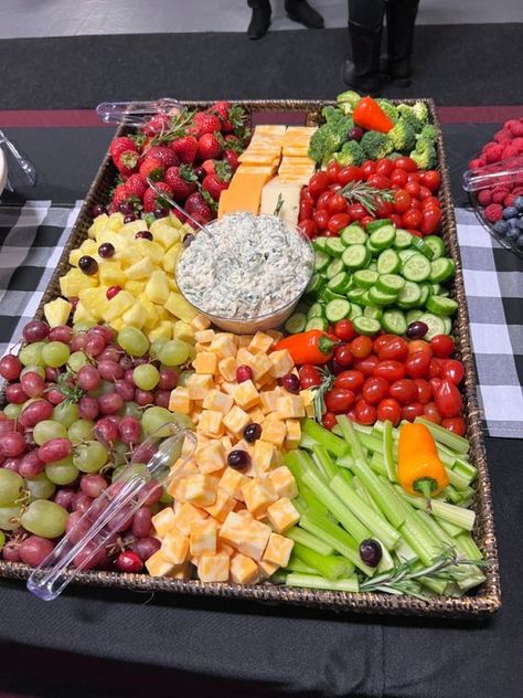 Birthday Party Appetizers For A Crowd, Fruit And Veggie Bar, Veggie Displays For Parties, Charcuterie Board Ideas Graduation Party, Grad Party Side Dishes, Graduation Buffet Ideas, 16th Birthday Food Ideas, Grad Party Ideas Food, Wedding Fruit Displays