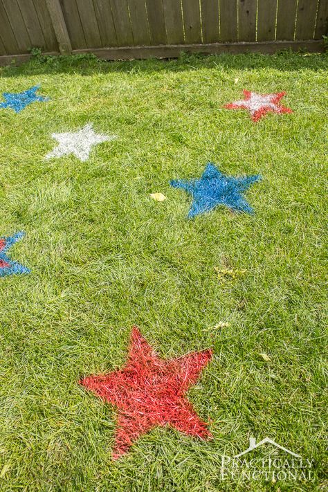 These spray painted lawn stars are the perfect outdoor 4th of July decorations! They're so quick and easy to do! Memorial Day Decorations Outdoor, Lawn Stars, 4 Th Of July Decorations, Labor Day Crafts, 4th Of July Party Ideas, Spray Chalk, July Decoration, Memorial Day Decorations, Grass Painting