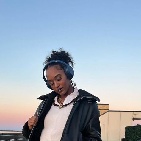 Lexi on Instagram: "Sunsets >> Outfit detail: Jacket: @gap Shoes: @stevemadden Skirt: @halara_official Headphones: @sony Bag: @ltrainvintage Shirt: @ralphlauren Pc: @jordynamya_" Sony Headphones Outfit, Headphones Outfit, Headphones Sony, Headphone Outfit, Sony Headphones, Gap Shoes, Outfit Details, Gap, Headphones