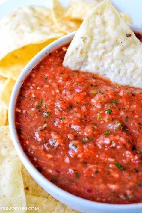 **made this, awesome! ** Restaurant Style Salsa - This homemade salsa is awesome! It is also so quick and easy to make, it only takes 5 minutes! Sumofyum.com Garden Salsa Recipe, Blender Salsa, Fresh Salsa Recipe, Restaurant Style Salsa, Six Sisters Stuff, Six Sisters, Roasted Tomato, Fresh Salsa, Homemade Salsa