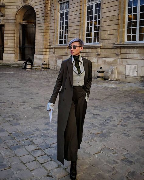 ESTHER QUEK   🇸🇬 🇦🇺 🇦🇪 on Instagram: “#PFW🦸” Queer Professional Fashion, Ester Quek, Queer Formal Wear, Queer Fashion Tomboys, Enby Style, Esther Quek, Queer Clothes, Style Icons Inspiration, Androgynous Girls