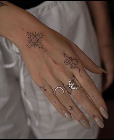 Tattoo Main, Small Matching Tattoos, Petit Tattoo, Hand And Finger Tattoos, Hand Tats, Delicate Tattoo, Hand Tattoos For Women, Small Hand Tattoos, Discreet Tattoos