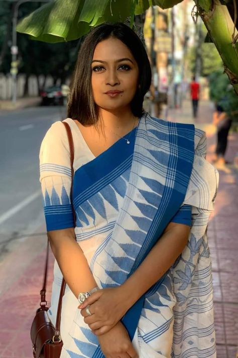 School Teacher Outfits Indian, Upsc Interview Saree, Saree For Office Wear, Saree Styling, Formal Saree, Cotton Saree Blouse Designs, Saree Wearing, Saree Wearing Styles, Cotton Saree Blouse